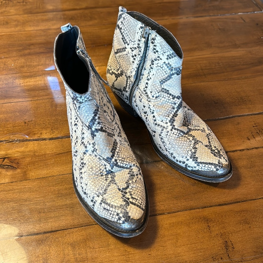 Golden Goose Young Ankle Western Cowboy Boot black white snake print size 39 9